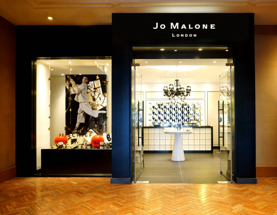 그랜드 하얏트 서울 호텔이 국내 특급호텔 최초로 부티크 향수 및 라이프 스타일 브랜드 '조 말론 런던'(Jo Malone London) 부티크를 호텔 내에 유치했다고 밝혔다. 지난 1일 문연 조 말론 런던은 럭셔리 라이프 스타일을 지향하는 호텔 고객의 니즈에 맞춰 조 말론 런던만의 차별화된 제품 및 서비스를 제공할 예정이다. 그랜드 하얏트 서울 호텔 제공